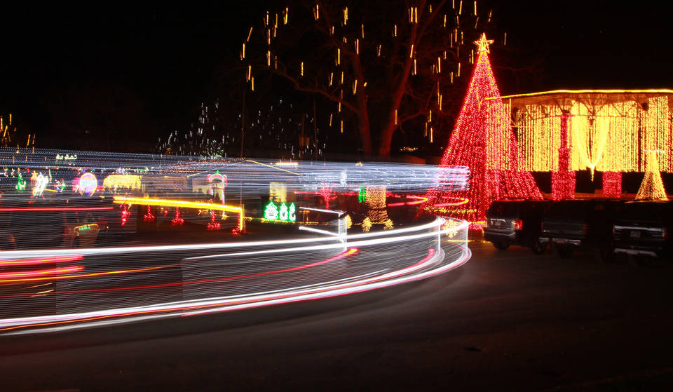 Roll Down 3 Miles Of Dazzling Light Displays &#038; Sparkling Trees At South Florida&#8217;s Beloved Holiday Drive-Thru