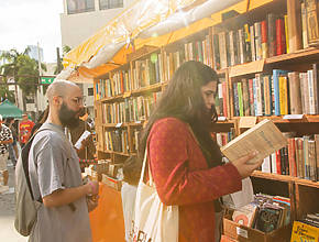 El festival literario más antiguo del país: la Feria del Libro de Miami regresa este mes con 550 autores, una vibrante feria callejera y un lugar de reunión en la azotea