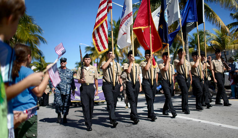 Miami Beachs 17. jährliche Parade zum Tag der Veteranen marschiert am Dienstag den Ocean Drive hinunter &#8211; das sollten Sie wissen
