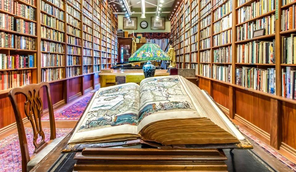 Dieser bezaubernde alte Buchladen in Südflorida beherbergt über 50.000 Bücher, die in 40 Jahren gesammelt wurden &#8211; und hat sogar eine liebenswerte Geschäftskatze