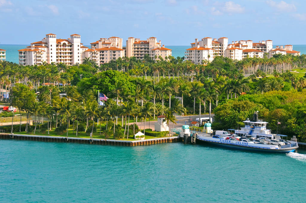 Fisher Island e balsa perto de Miami Beach