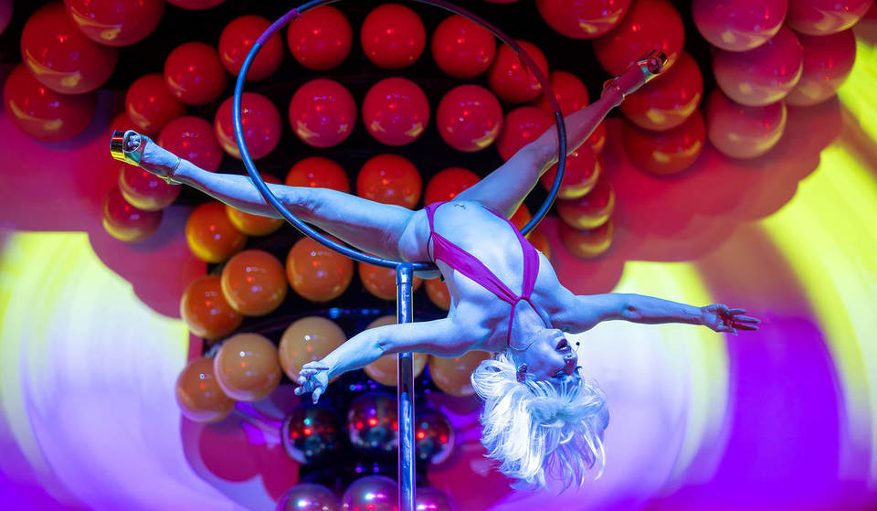 Conheça o ‘Erotic Carnival’ de Miami – arte interativa, um touro mecânico e um show burlesco subaquático