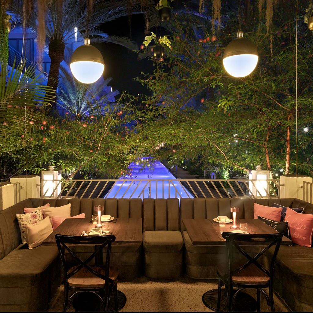 Mareva1939 Essen im Freien am Pool