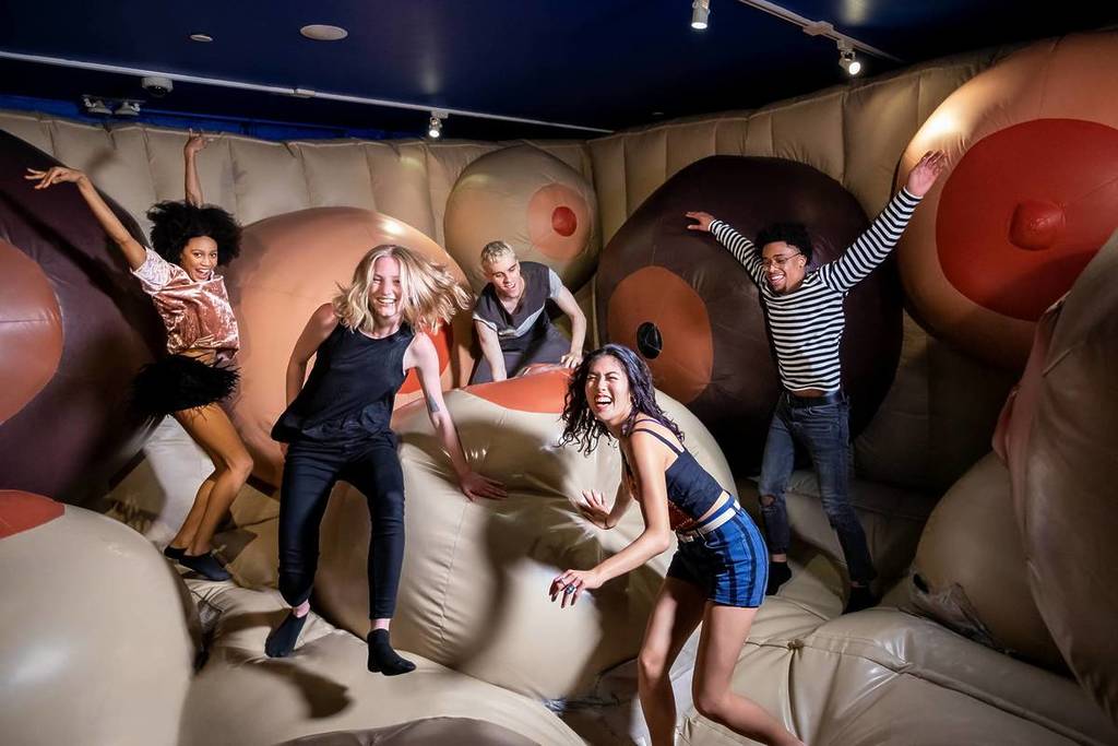 Von Kulten bis zu Karnevals: Ein Blick in die riesigen neuen Ausstellungen  im Museum of Sex