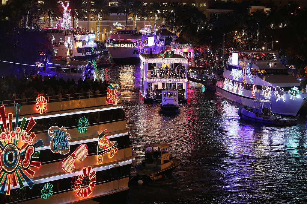FORT LAUDERDALE, FLORIDA - 15. DEZEMBER: Mit Weihnachtsdekorationen geschmückte Boote fahren auf dem New River, während sie an der 47. jährlichen Seminole Hard Rock Winterfest Boat Parade am 15. Dezember 2018 in Fort Lauderdale, Florida, teilnehmen. Das diesjährige Motto der Bootsparade lautet 