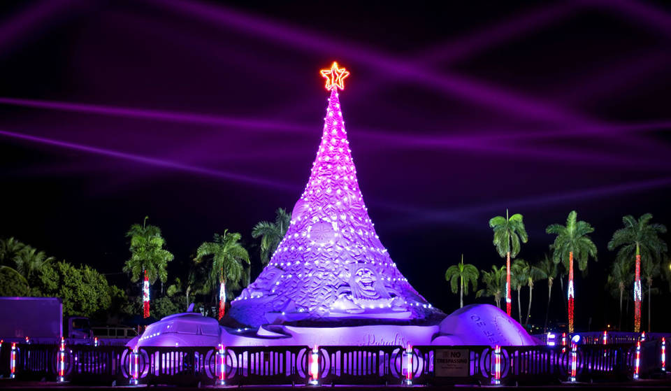 Le seul arbre de Noël de 700 tonnes au monde est de retour à West Palm Beach cette semaine, avec une grande roue de 15 mètres et des spectacles de lumière nocturnes.
