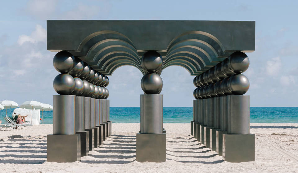 Un « champ de portails » scintillant et irisé orne Miami Beach à l&rsquo;occasion de l&rsquo;Art Basel – et sa visite est gratuite