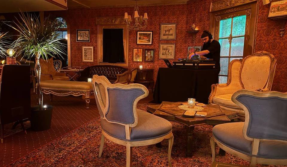 Miami’s Newest Secret Bar For Late-Night Drinks And Live Music Is Hiding Right Above This Coral Gables Restaurant