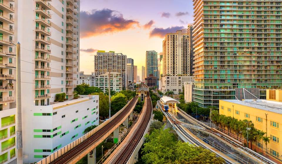 Miami-Dade annonce un service de transport prolongé pour les célébrations du Nouvel An – Retard du Metrorail, heures de stationnement et plus encore