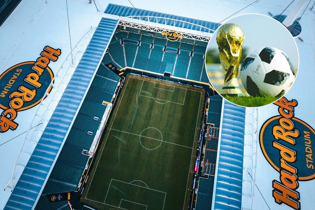 Troféu da Copa do Mundo, bola e vista aérea do Hard Rock Stadium