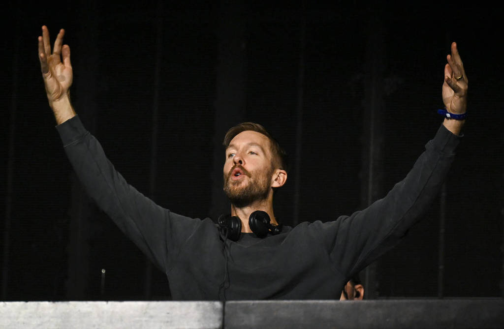 BIRMINGHAM, INGLATERRA - 21 DE NOVEMBRO: Calvin Harris se apresenta no palco durante o Hits Radio Live 2025 no BP Pulse Live em 21 de novembro de 2025 em Birmingham, Inglaterra.