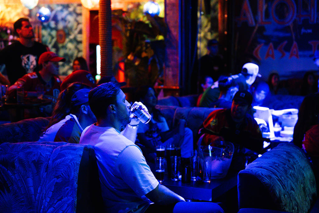 Festa para assistir ao jogo no The Dead Flamingo Bar