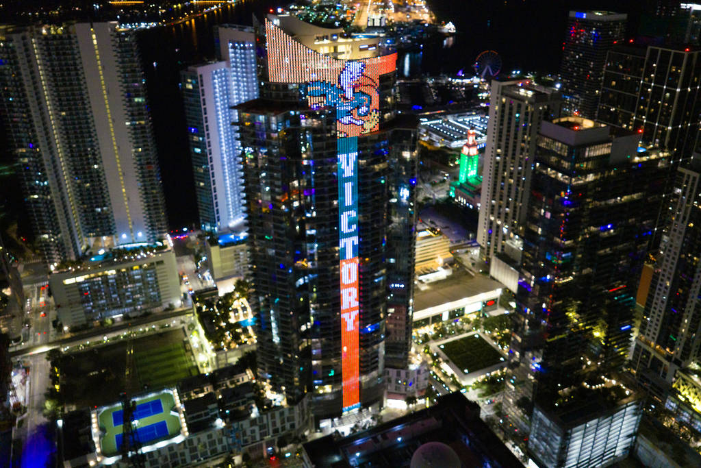 Paramount Miami Worldcenter Pantalla de la Universidad de Miami