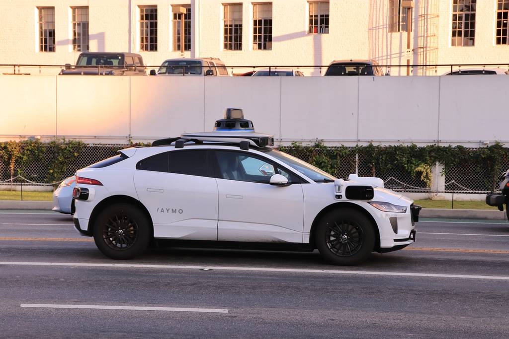 LOS ANGELES, CA, SAD - 1. LISTOPADA 2024.: AUTONOMNI AUTOMOBIL NA ULICAMA CENTRA LA-A. WAYMO AUTO KORIŠTEN KAO TAXI.