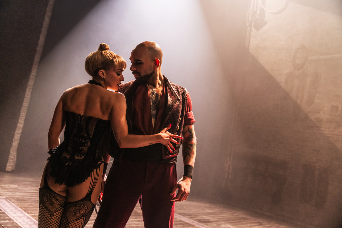 Kaitlin Mesh and Danny Burgos in the 2025 touring production of MOULIN ROUGE! THE MUSICAL.