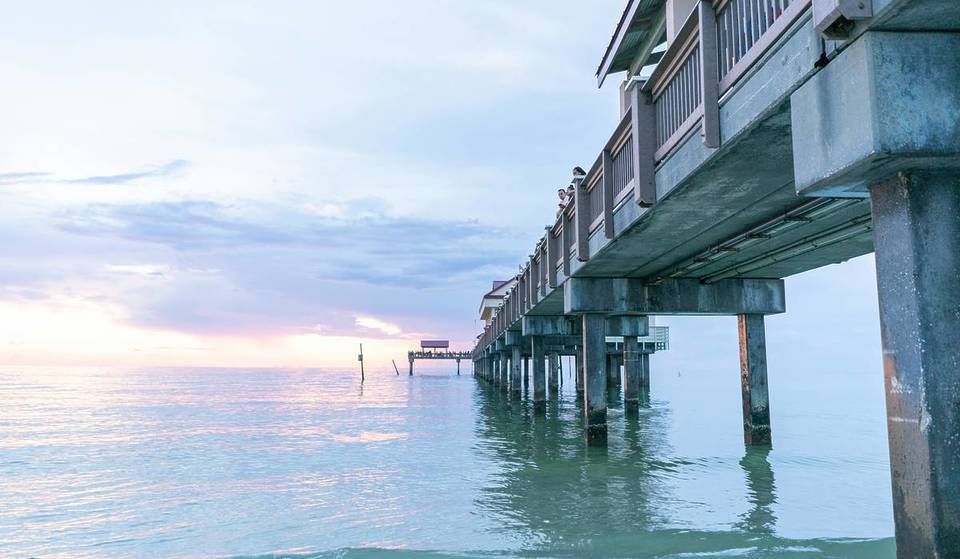Cette plage décontractée de Floride vient de se classer parmi les 20 meilleures au monde. Elle est connue pour ses festivals nocturnes au coucher du soleil et son sable blanc éblouissant.