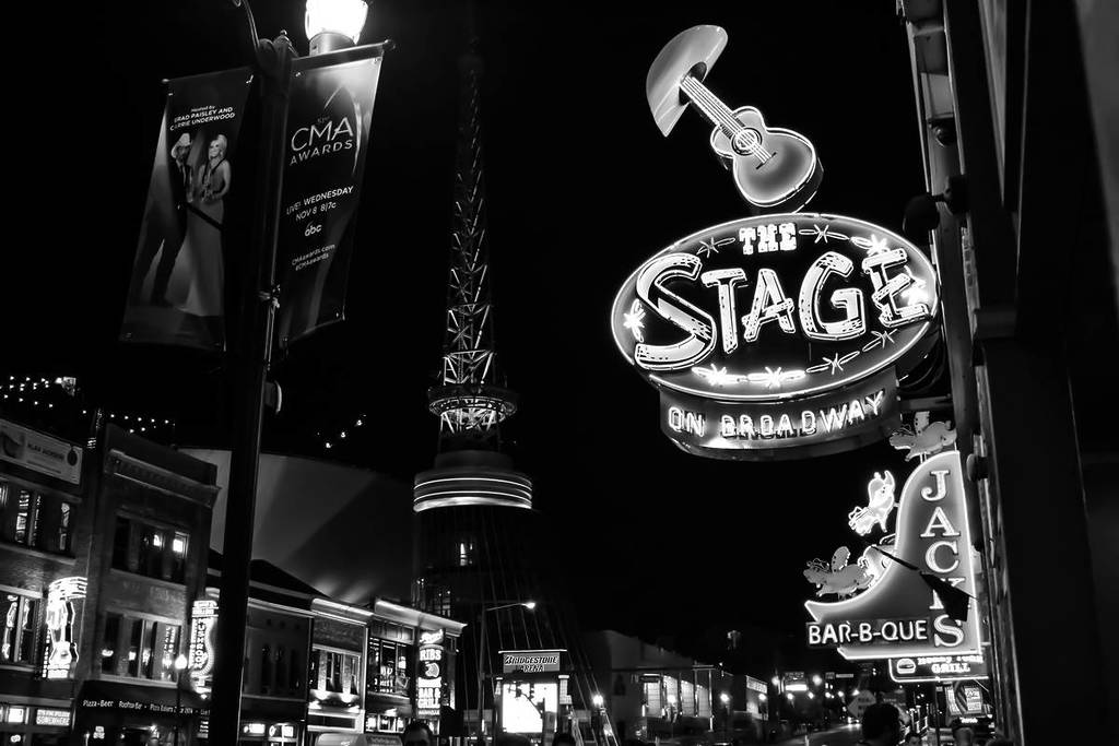 Imagen en blanco y negro que muestra las luces de neón de Broadway.