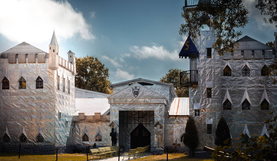 Este castelo de alumínio caprichoso a apenas 3,5 horas de Miami tem um fosso, 80 vitrais e um barco feito à mão onde você pode jantar