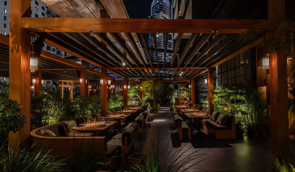 Este legendario icono de Los Ángeles, con 100 años de antigüedad, acaba de abrir su segunda ubicación en una azotea de Miami, con estanques de carpas y un carrito de martinis.