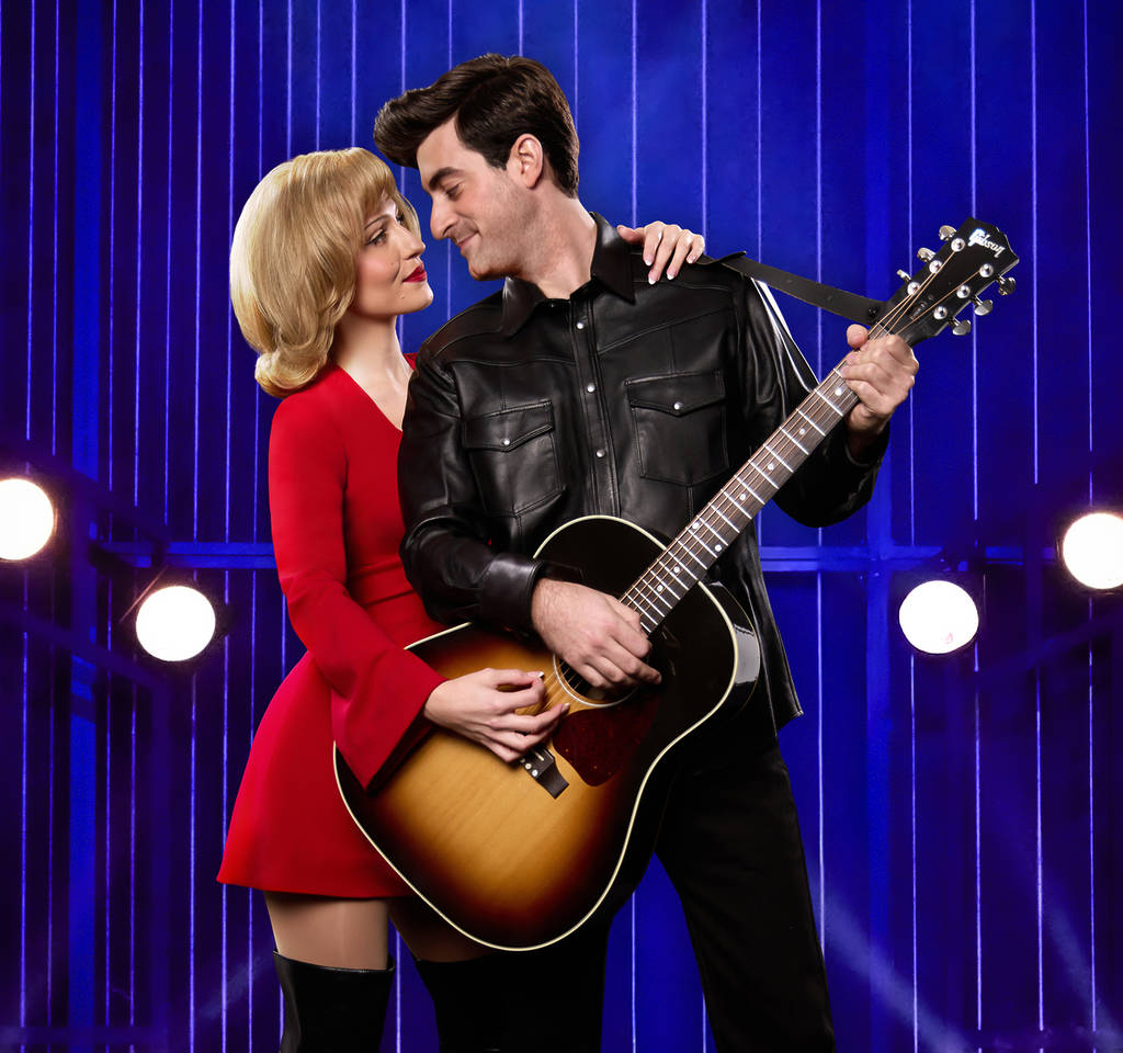 Ryahn Evers als „Marcia Murphey” (links) und Max Braunstein als „Neil – Then” (rechts) in A Beautiful Noise The Neil Diamond Musical.