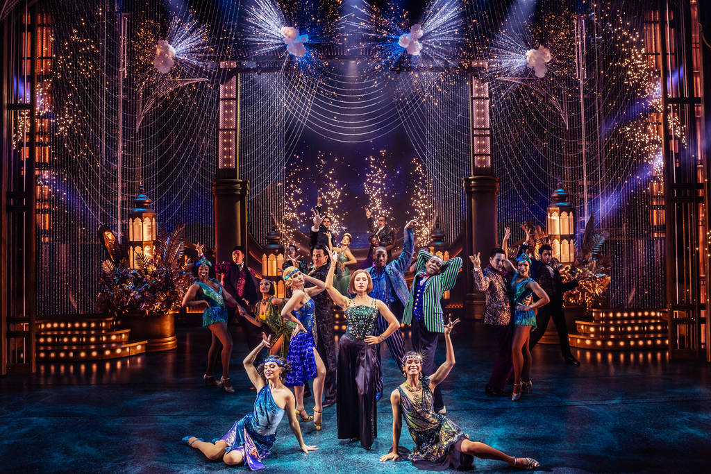 Samantha Pauly (Mitte) & Darsteller der Broadway-Produktion von The Great Gatsby