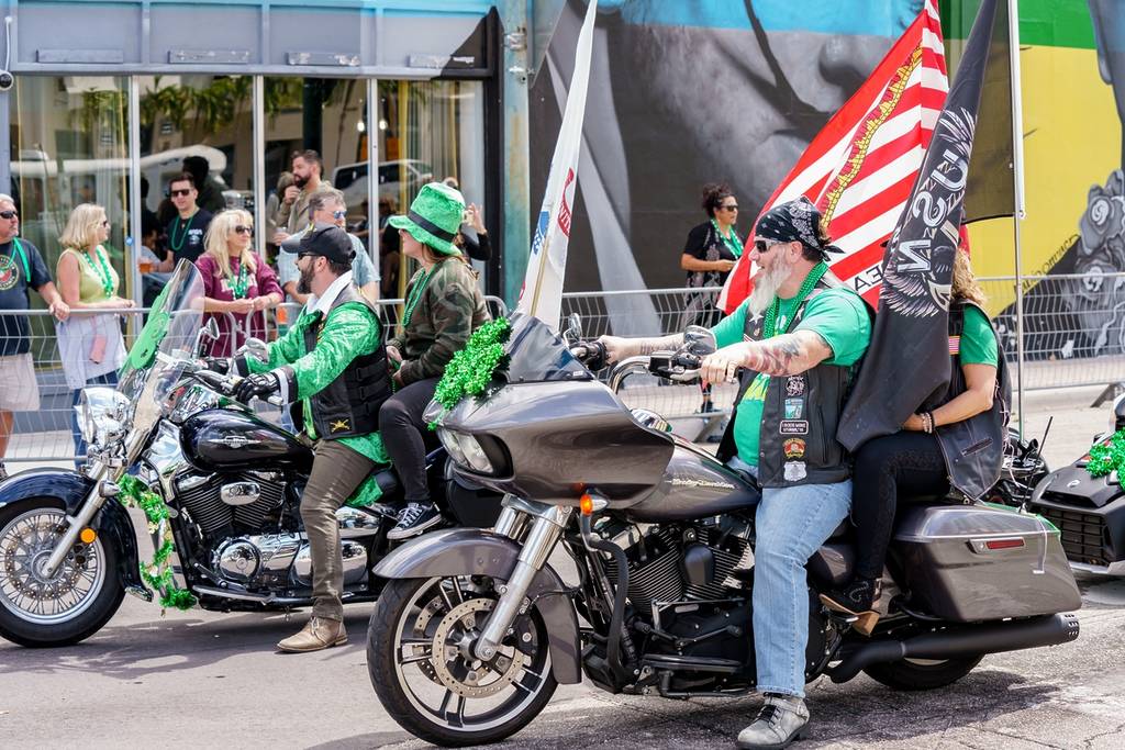Hollywood, Flórida, EUA – 13 de março de 2022: Foto do Desfile do Dia de São Patrício de 2022 nas ruas do centro de Hollywood. Participantes andando de moto