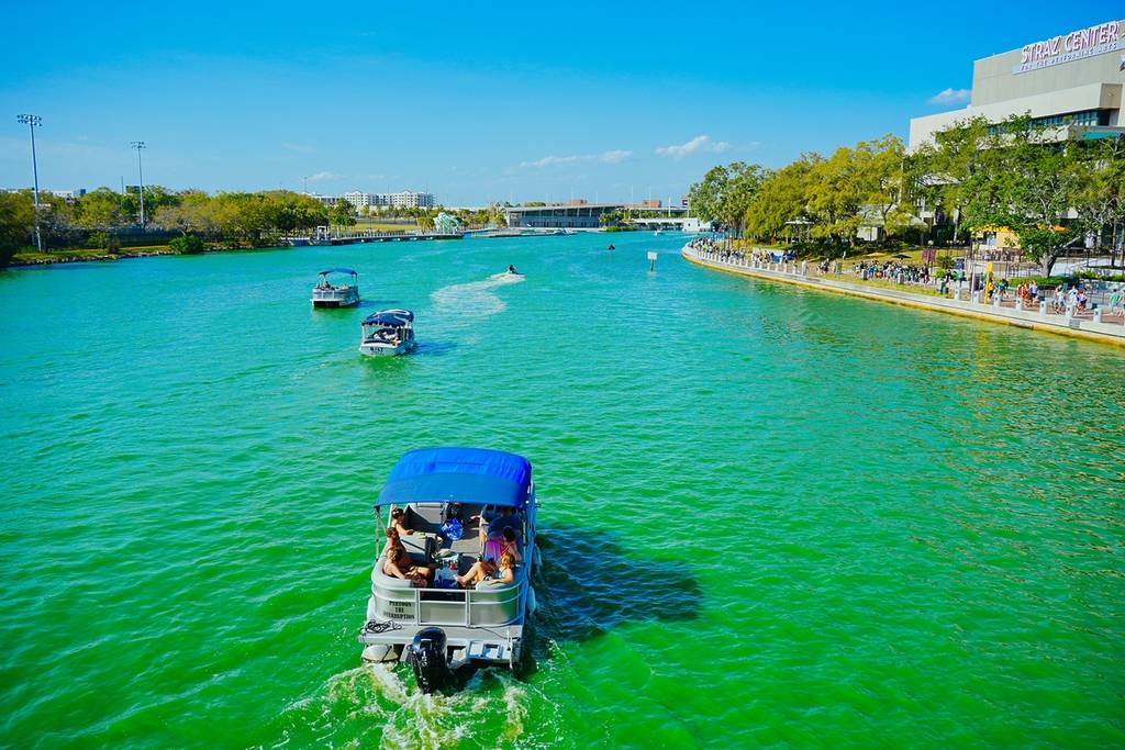 Tampa, Flórida, EUA – 15 de março de 2025: o rio Hillsborough ficou verde no Dia de São Patrício