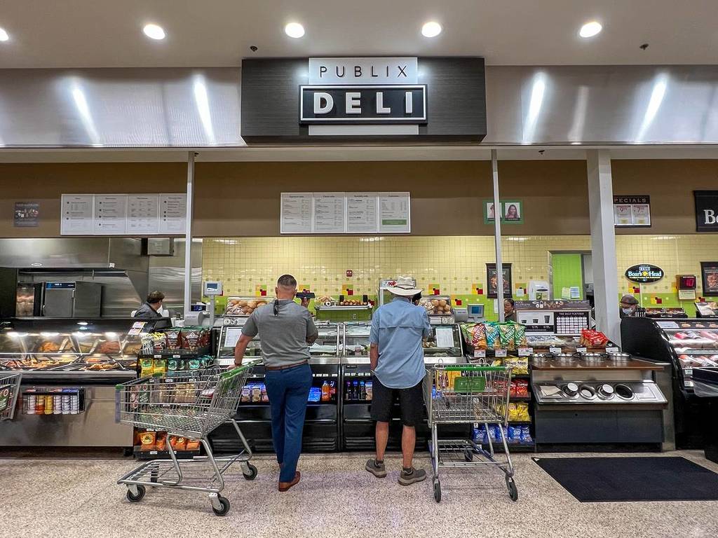 O balcão de delicatessen de um supermercado Publix com fatias coloridas de carne e queijo e sanduíches preparados na hora, prontos para serem comprados pelos consumidores