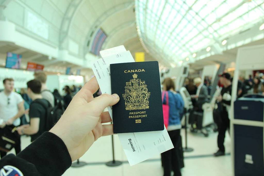 Persona con pasaporte canadiense