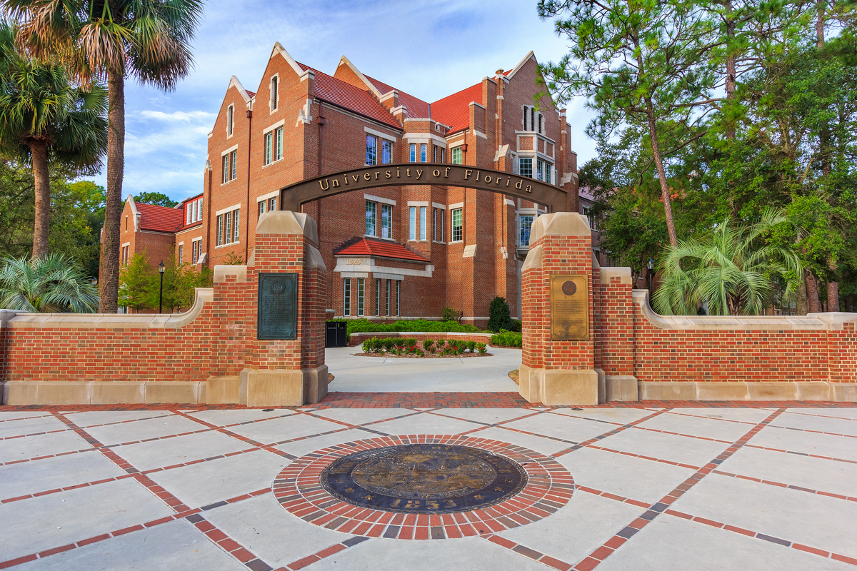 Trois établissements de Floride viennent de se classer parmi les 10 universités offrant le meilleur rapport qualité-prix aux États-Unis — et l’un d’entre eux a décroché la première place avec un salaire de 71 000 dollars après l’obtention du diplôme