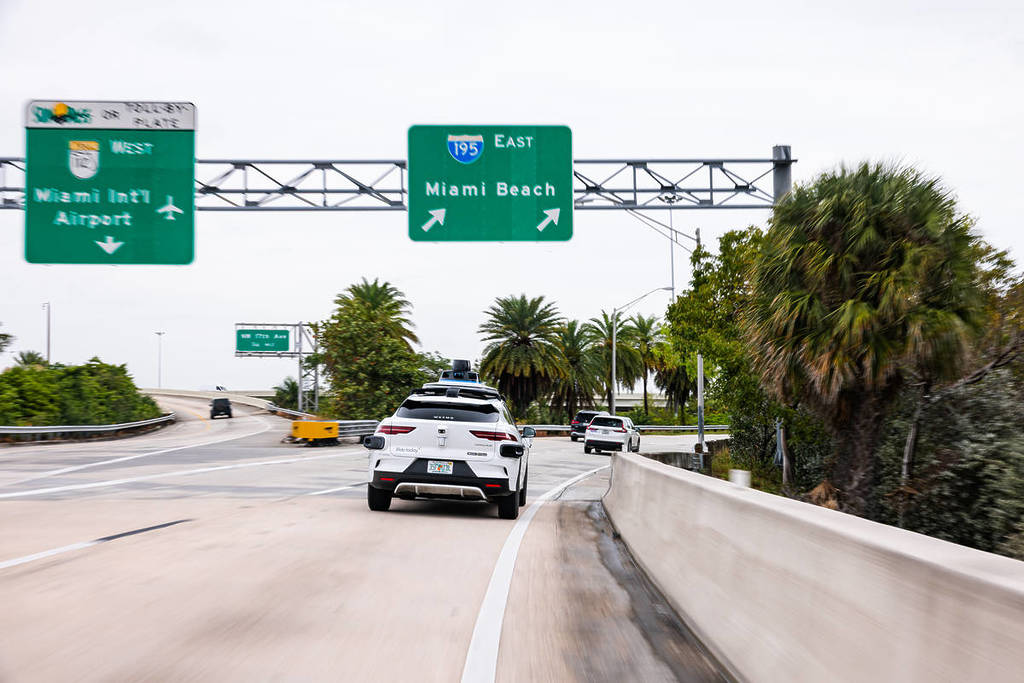 Ein fahrerloses Auto von Waymo auf der Autobahn in Miami
