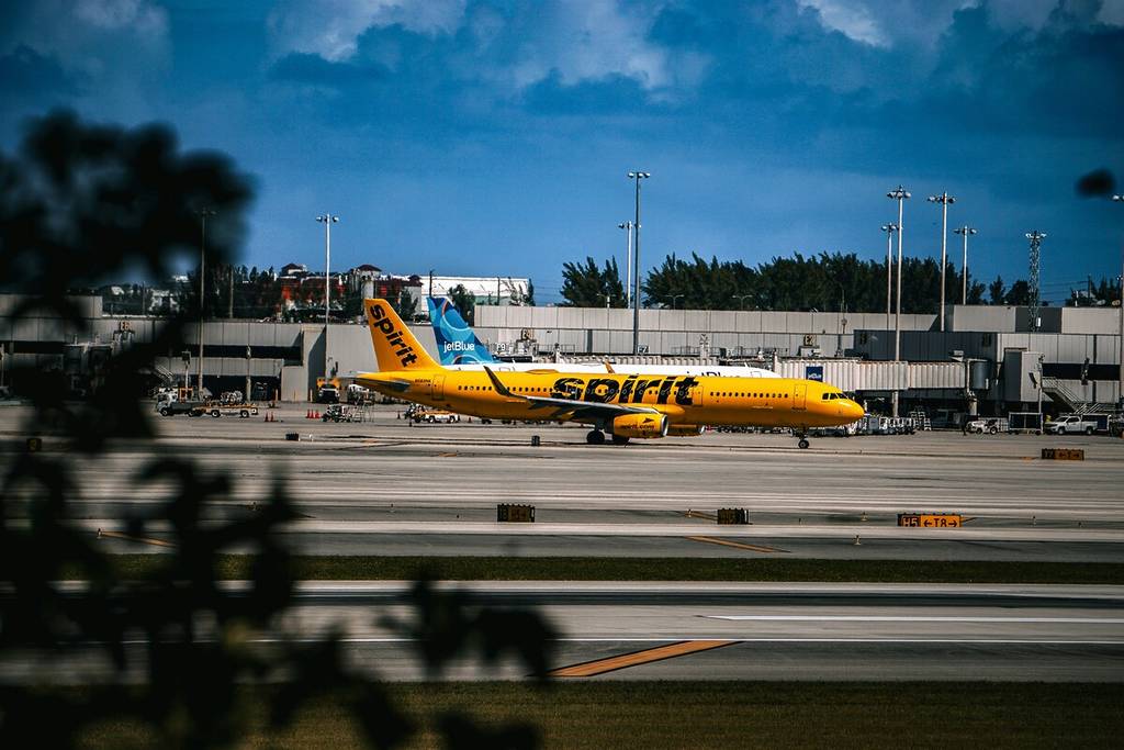 Avião da Spirit no Aeroporto Internacional de Fort Lauderdale-Hollywood