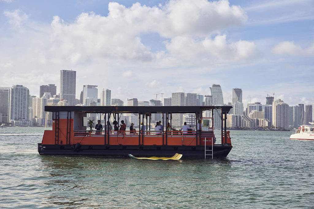 Triff andere Fußballfans auf einer Kreuzfahrt durch die Biscayne Bay