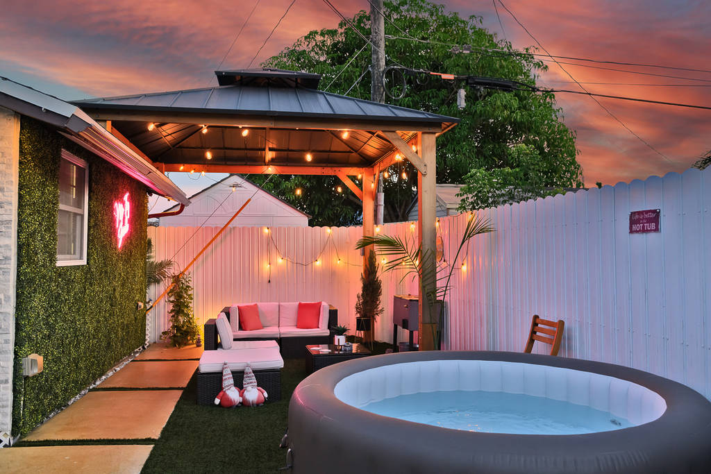 Tiny House – Tesla – Whirlpool – BBQ – Hard Rock Stadium (Miami, FL, USA)