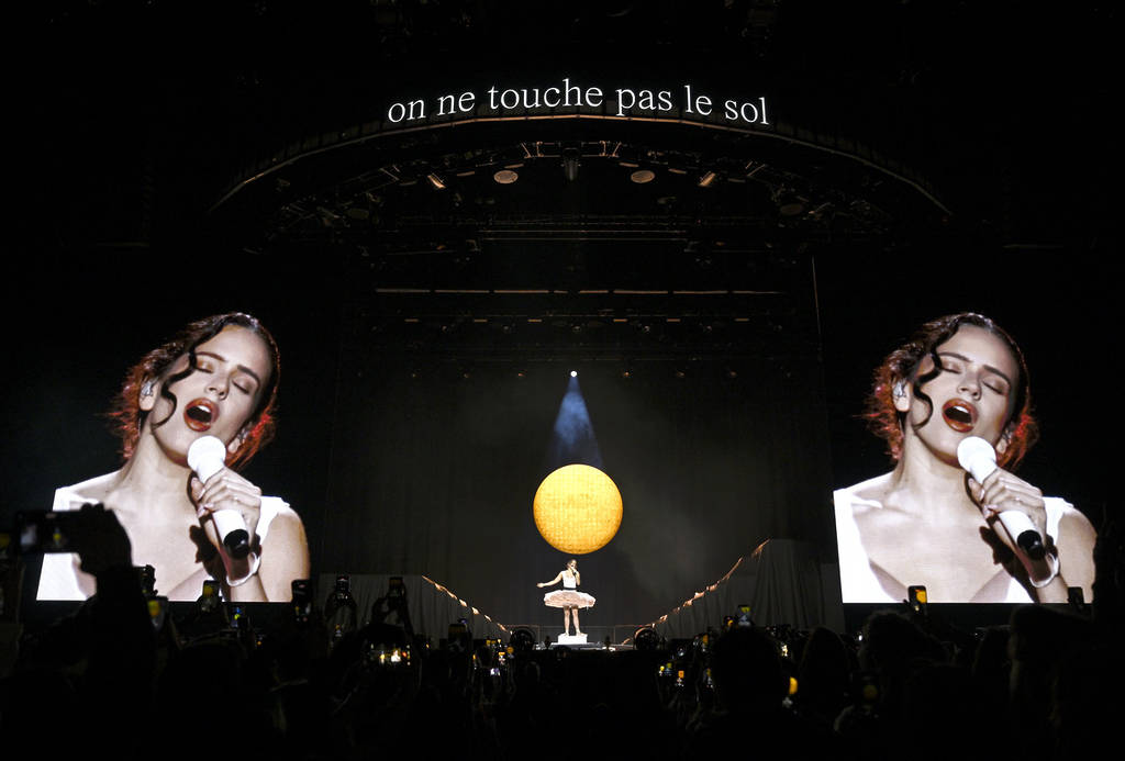 LYON, FRANCE - 16 MARS : (Couverture exclusive) Rosalía se produit sur scène à la LDLC Arena le 16 mars 2026 à Lyon, en France.