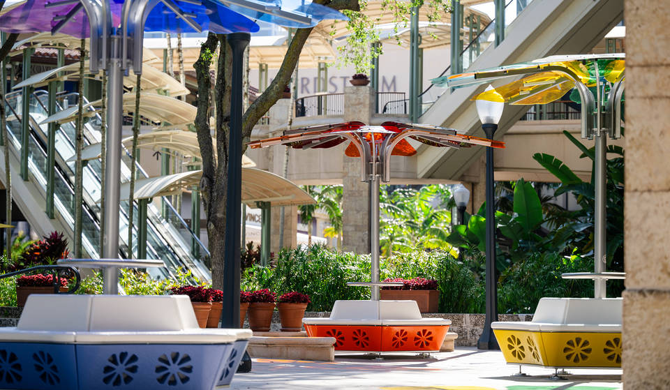 Wirf bunte Schatten bei dieser kostenlosen interaktiven Blumeninstallation, die für begrenzte Zeit Coral Gables erobert