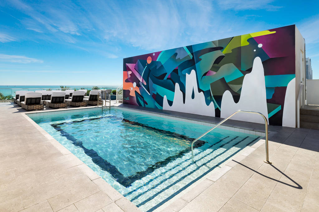 Mural e piscina na cobertura do Gabriel South Beach