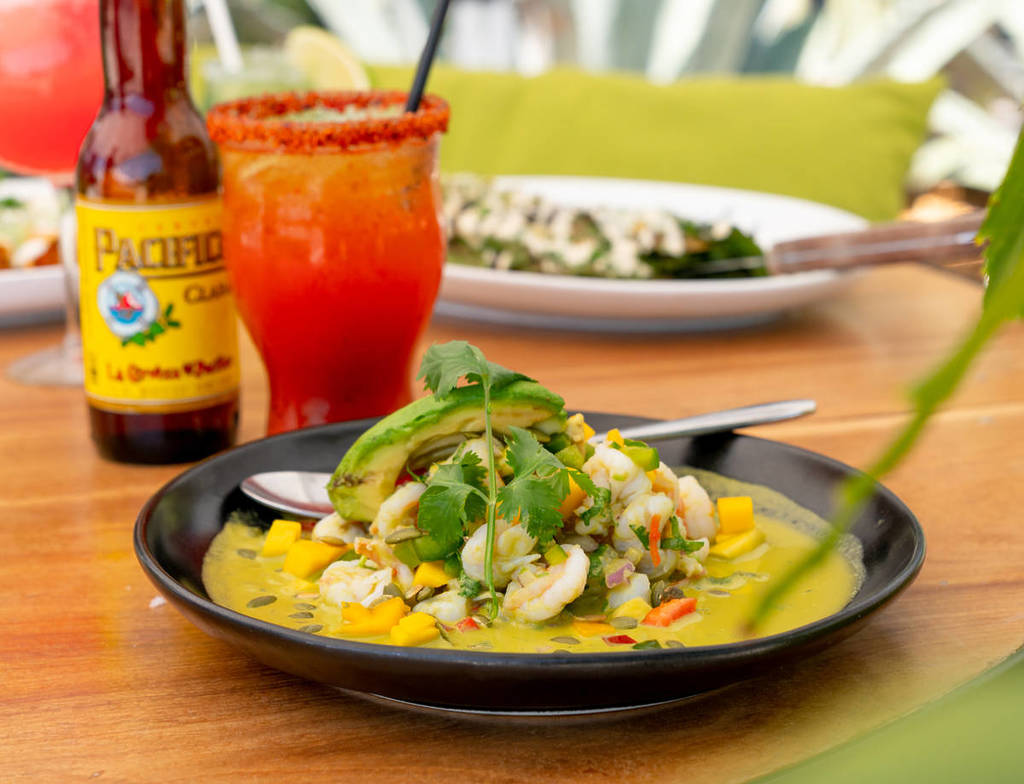 Aguachile de camarón con mango fresco