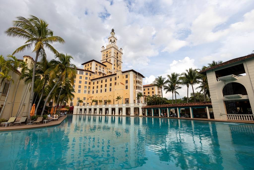 Der Poolbereich und die Architektur des Biltmore Hotels in Coral Gables, Florida