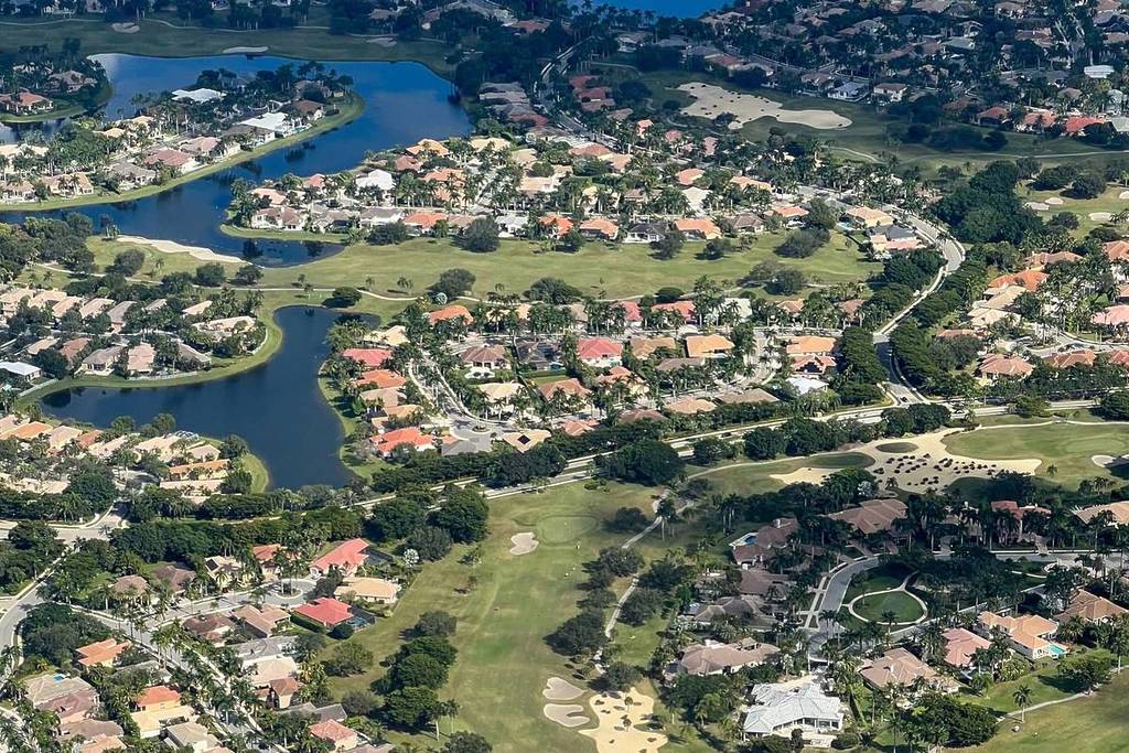 Magnifique vue aérienne d'un quartier résidentiel avec des lacs et de la verdure en Floride