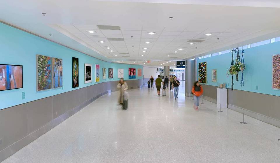 Bem a tempo para a Copa do Mundo, o Aeroporto Internacional de Miami inaugura nova exposição com tema de futebol, criada por 14 artistas locais