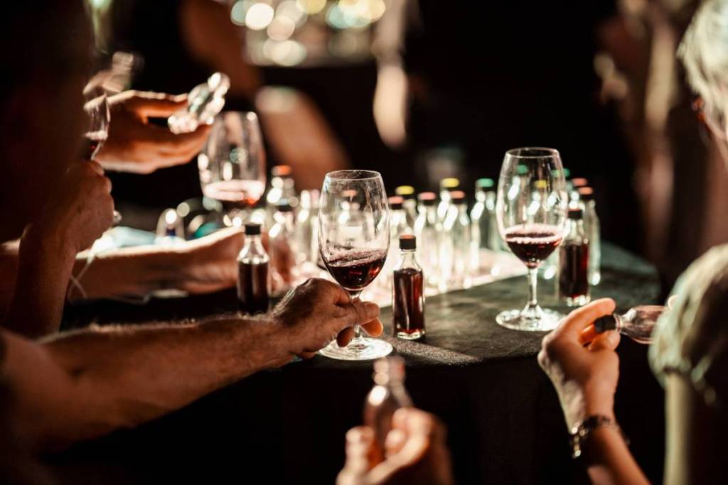 Nahaufnahme von Weingläsern während einer Weinprobe