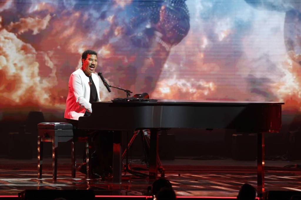 Lionel Richie playing the piano on stage