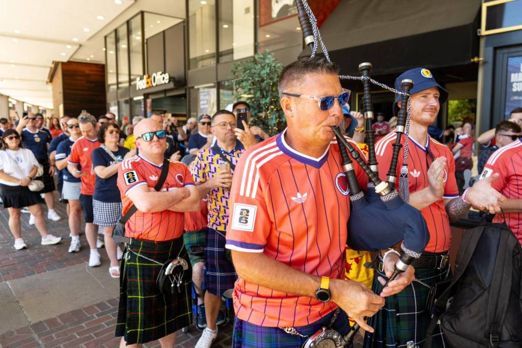 BOSTON, MASSACHUSETTS – 13. JUNI: Schottland-Fans tragen Trikots und spielen Dudelsack, während sie vor der Bar „The Dubliner“ auf eine Public-Viewing-Party zur FIFA-Weltmeisterschaft am 13. Juni 2026 in Boston, Massachusetts, warten.