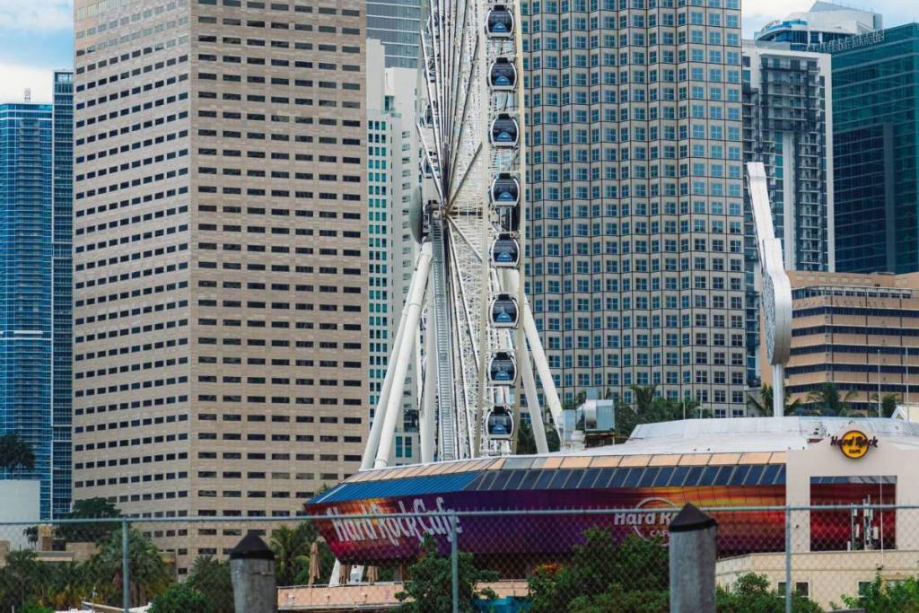 A roda-gigante do Bayside Marketplace Miami e o Hard Rock Cafe
