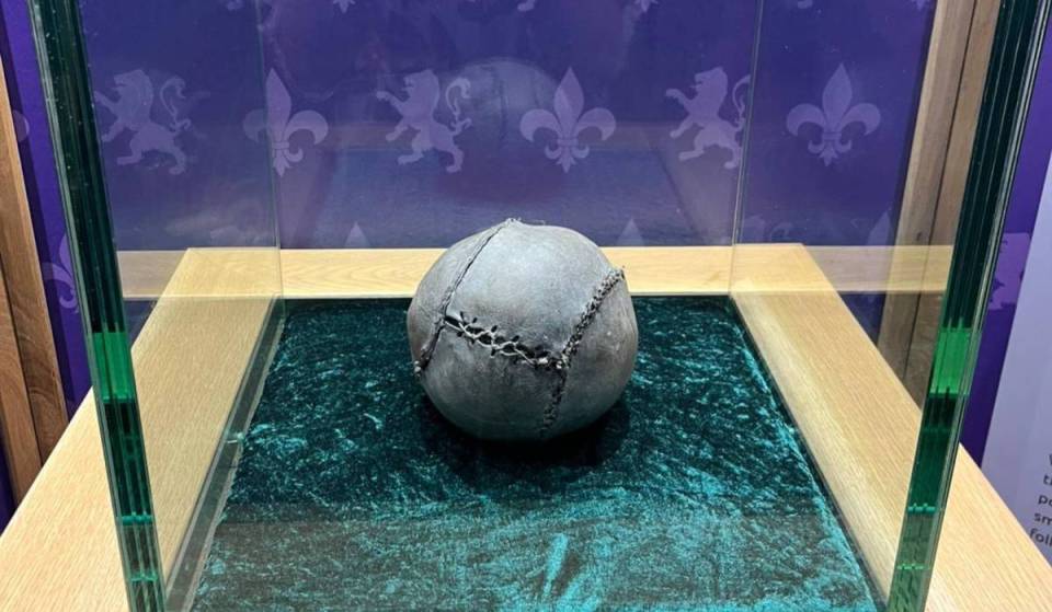 A bola de futebol mais antiga do mundo chegou aos EUA pela primeira vez na história — e você pode vê-la em Miami até este sábado