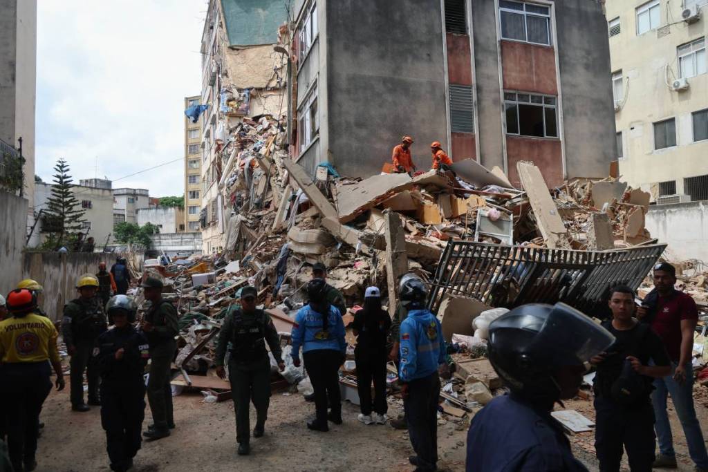 CARACAS, VENEZUELA - 25 DE JUNIO: La gente y los equipos de rescate trabajan entre los escombros de un edificio derrumbado en la Avenida Los Proceres tras el terremoto de magnitud 7,2 que sacudió Venezuela y otras regiones del Caribe el 25 de junio de 2026 en Caracas, Venezuela. Según el Servicio Geológico de Estados Unidos (USGS), al terremoto principal le siguió una réplica de magnitud 7,5 menos de un minuto después. El número de víctimas ascendió a 164 y hay más de mil heridos.