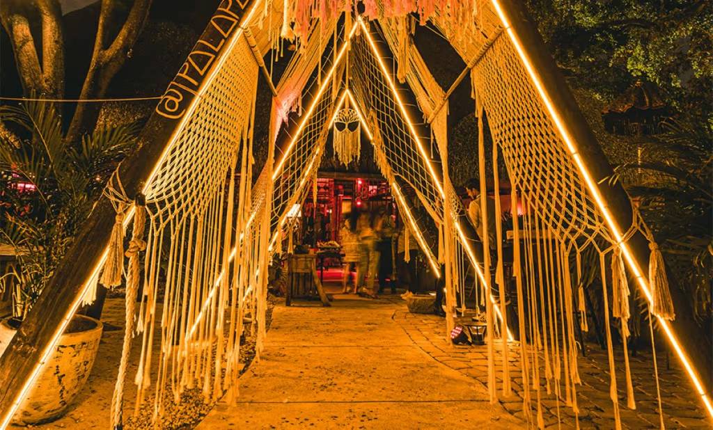 Uma vila gastronômica com estrela Michelin está escondida ao norte do Design District e foi construída em torno de uma árvore dos desejos de 150 anos