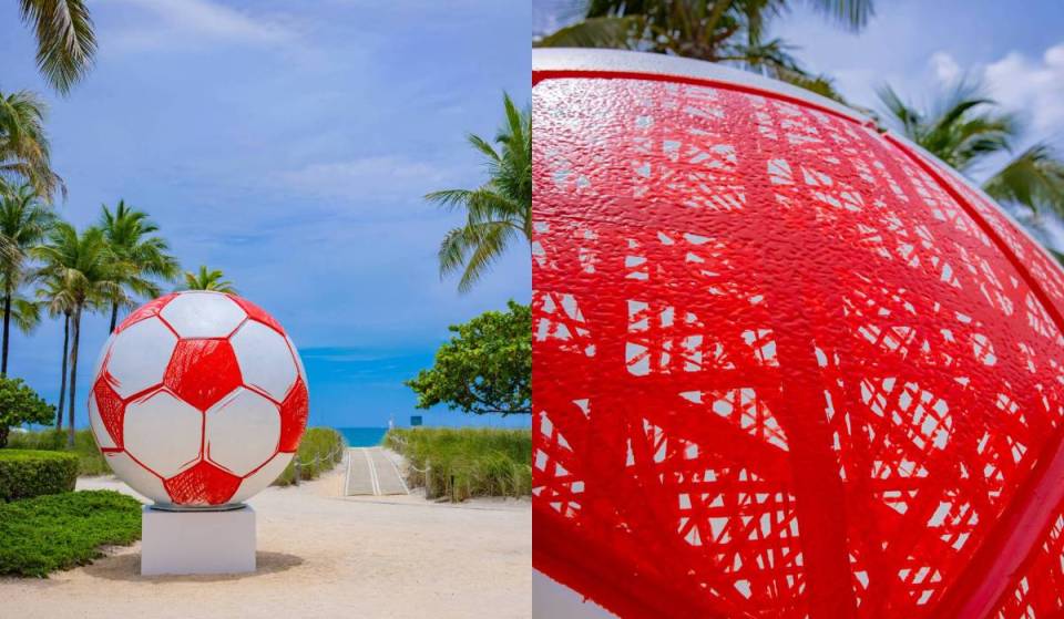 Una escultura gigante de un balón de fútbol «mal dibujado» ha llegado a la playa de Bal Harbour Village, y se reta a los espectadores a dibujar uno de memoria