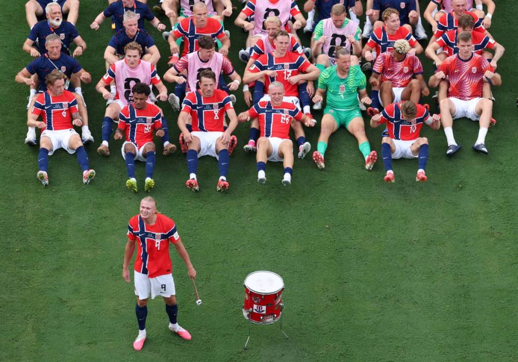 EAST RUTHERFORD, NEW JERSEY - JULY 05: Erling Haaland #9 of Norway leads teammates in the Viking Row to celebrate the 2-1 victory during the FIFA World Cup 2026 Round of 16 match between Brazil and Norway at New York New Jersey Stadium on July 05, 2026 in East Rutherford, New Jersey.